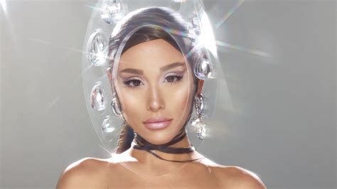 We Tried Ariana Grande's First R.E.M. Makeup Drop .